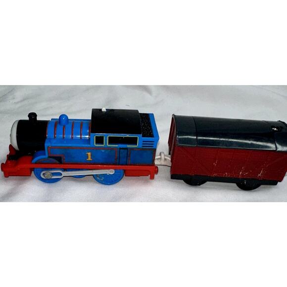 Thomas the Train Trackmaster Motorized Tank Engine Friends #1 2009 & Cargo Car - Picture 2 of 11